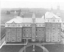 Le collège avec ses deux additions à l'est et à l'ouest. Photo prise vers 1910; Fidèle Thériault Collection