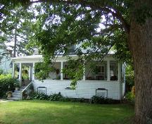 Front elevation showing sunroom, 17 Park Street, Bridgetown, NS, 2007.; Heritage Division, NS Dept. of Tourism, Culture and Heritage, 2007.