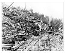 La carrière de grès de C. E. Fish, French Fort Cove, vers les années 1890. Cette image montre un chemin de fer, des travailleurs et une locomotive à vapeur.; Provinical Archives of New Brunswick - Ole Larsen Collection, P6-67