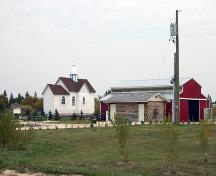 Vue contextuelle - du sud-ouest de l'église catholique ukrainienne St. Demetrius, Arborg, 2006; Historic Resources Branch, Manitoba Culture, Heritage and Tourism, 2006