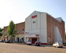 Façades principales - du sud-est du cinéma Roxy, Neepawa, 2006; Historic Resources Branch, Manitoba Culture, Heritage and Tourism, 2006