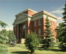 Corner view of the Wetaskiwin Court House, showing the front elevation with the central entrance, 1981.; Parks Canada Agency / Agence Parcs Canada, 1981.