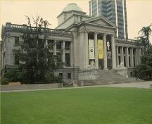 Vue en angle de l'Ancien palais de justice de Vancouver montrant une des deux entrées monumentales avec les escaliers de granit, 1991.; Parks Canada Agency/ Agence Parcs Canada, 1991.