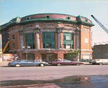 Vue en angle montrant la façade principale et un côté du théâtre Capitole, 1991.; Parks Canada Agency/ Agence Parcs Canada, 1991.