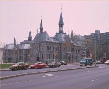 Vue en angle de l'ancien Ottawa Teachers' College montrant la façade avec l'entrée principale donnant sur la rue Elgin et un côté, 1993.; Parks Canada Agency/ Agence Parcs Canada, 1993.