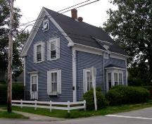 A perspective view of the facade and west sides of the Capt. Ebenezer Scott House, Yarmouth, NS, 2007.; Heritage Division, NS Dept. of Tourism, Culture & Heritage, 2007
