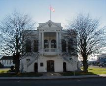 Main elevation of the Chilliwack City Hall, 2001.; Parks Canada Agency/ Agence Parcs Canada, 2001.