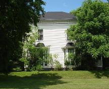 La maison Donaho vue de la rue Elm, montrant les auvents campaniformes.; Carleton County Historical Society