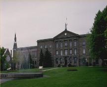 Vue en angle montrant la façade avant du lieu historique national du Canada du Palais-de-Justice-des-Comtés-de-Leeds-et-de-Grenville.; Parks Canada Agency / Agence Parcs Canada