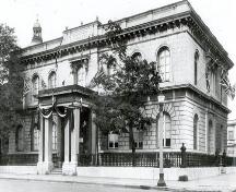 Corner view of the Kingston Customs House, showing the façade with the main entrance, 1927.; Library and Archives Canada / Bibliothèque et Archives Canada, PA-57417, 1927.