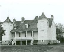 Vue en angle montrant la façade principale de la maison Étienne-Paschal-Taché, 1989.; Parks Canada Agency / Agence Parcs Canada, 1989.
