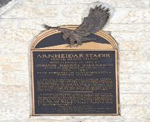 Détail de la plaque principale sur le monument Johann Magnus Bjarnason, région d'Arborg, 2006; Historic Resources Branch, Manitoba Culture, Heritage and Tourism, 2006