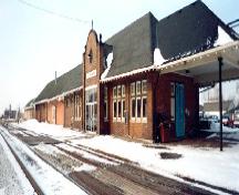 Vue générale montrant une façade de la gare de VIA Rail, 1994.; A. M. de Fort-Menares, 1994.