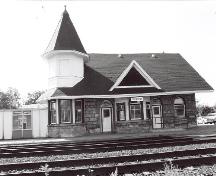 Vue générale montrant une façade de la gare de VIA Rail/Canadien National, 1993.; A. M. de Fort-Menares, 1993.