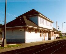 Vue générale montrant une façade de la gare de VIA Rail/Canadien National, 1993.; Cliché Ethnotech inc., 1993.
