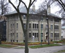 Primary elevation, from the northeast, of the Wardlow Apartments, Winnipeg, 2006; Historic Resources Branch, Manitoba Culture, Heritage and Tourism, 2006