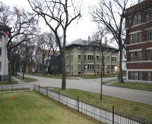 Contextual view, from the northeast, of the Wardlow Apartments, Winnipeg, 2006; Historic Resources Branch, Manitoba Culture, Heritage and Tourism, 2006