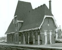 Vue générale montrant une façade de la gare de VIA Rail, 1994.; Heritage Research Associates Inc., M. Carter, 1994.