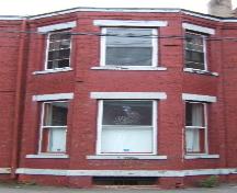 Cette image montre la fenêtre en baie de deux étages, 2005.; City of Saint John