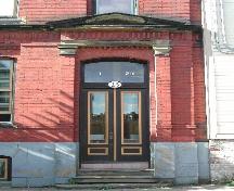 Cette photographie montre l'entrée de l'édifice, 2005.; City of Saint John