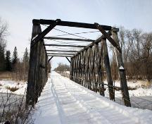 Vue d'ensemble - de l'est du pont à poutre triangulée en bois de Gardenton, région de Gardenton, 2006; Historic Resources Branch, Manitoba Culture, Heritage and Tourism, 2006