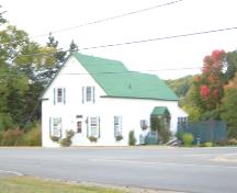 Cette image montre une vue oblique de la façade avant et du côté de la maison, 2007.; Village of Doaktown