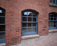 Cette image montre les fenêtres du rez-de-chaussée de la façade latérale de l'édifice.; Commercial Properties Limited