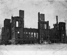 Tôt le matin du 3 février 1915, tout ce qui restait de l’école secondaire Aberdeen était quelques murs chancelants et les cheminées. On a signalé que l’incendie avait été visible depuis la ville de Dorchester.; Moncton Museum