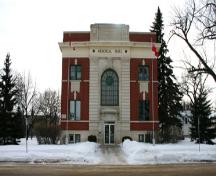 Vue de la façade principale du hall Memorial, Carman 2005; Historic Resources Branch, Manitoba Culture, Heritage, Tourism and Sport, 2005