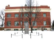 Vue de la façade est et la tablette commémorative en pierre au hall Memorial, Carman 2005; Historic Resources Branch, Manitoba Culture, Heritage, Tourism and Sport, 2005