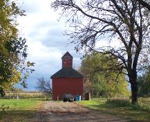 Contextual view, from the north, of the Smith/Arthur Farm Elevator, Gladstone area, 2006; Historic Resources Branch, Manitoba Culture, Heritage, Tourism and Sport, 2006