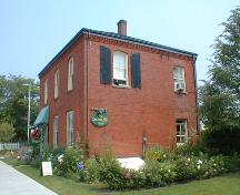 Cette image montre une vue en angle de la façade avant et une façade latérale, vue vers l'est, 2007.; Province of New Brunswick