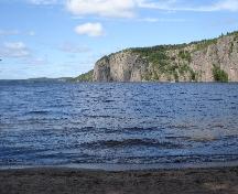 General view of the Mazinaw Pictographs, showing the views from the far shore towards the cliffs, 2008.; Agence Parcs Canada / Parks Canada Agency, Erica Lenton, 2008.