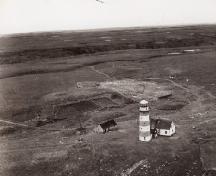 View of Cape Pine Lighthouse, showing l’emplacement très visible sur un cap accidenté, 1944.; Aviation royale du Canada / Royal Canadian Air Force, 1944.