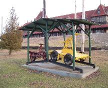 L'exposition de deux chariots à levier du chemin de fer Canadien Pacifique pour l'entretien des rails; McAdam Historical Restoration Committee