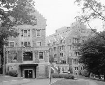 Vue de la façade générale du lieu historique national du Canada du Pavillon Hersey, qui montre son emplacement dans un cadre institutionnel en tant qu’élément de l’hôpital Royal Victoria de Montréal.; Parks Canada Agency / Agence Parcs Canada.