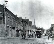 Une vue de l'édifice à la gauche, prise en 1896, quand il a servi de YMCA; Canadian Heritage Information Network 