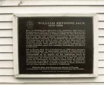 View of the plaque text outside the William Brydone Jack Observatory, Fredericton New Brunswick, 1992.; Agence Parcs Canada / Parks Canada Agency, 1992.