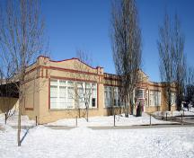 Vue de la façade principale - du sud-ouest de l'école Maple Leaf, Morden, 2005; Historic Resources Branch, Manitoba Culture, Heritage, Tourism and Sport, 2005