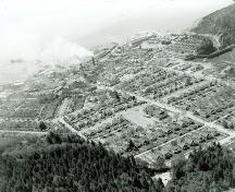 Vue de l'Arrondissement historique de Powell River, qui montre la disposition compacte des maisons sur le plan, et leurs relations spatiales mutuelles, 1956.; PRA, neg. 14110, May 1956