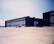Vue du hangar 7 à la BFC Goose Bay, qui montre les hautes portes coulissantes, 1992.; Department of National Defence / Ministère de la Défense nationale, 1992.