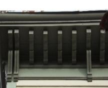 Cette image montre la large corniche en bois ornée de modillons et de consoles, 2005; City of Saint John