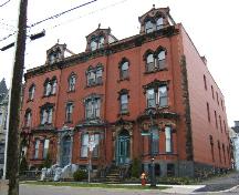 Cette photographie montre une vue globale de l'édifice, ainsi que le 75 et 79, rue Orange, 2005; City of Saint John