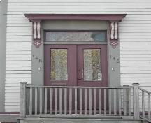 Cette photographie montre l'entrée de l'édifice présentant une corniche à consoles et des portes doubles en bois avec panneaux de verre, 2005; City of Saint John
