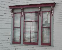 Cette photographie montre l'une des deux fenêtres triples avec entablement à consoles, 2005; City of Saint John
