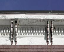 Cette image montre la corniche de bois ornée de dentelets et soutenue par consoles jumelées en volute, 2005; City of Saint John