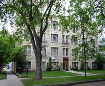 Primary elevation, from the southeast, of the Bellcrest Apartments, Winnipeg, 2006; Historic Resources Branch, Manitoba Culture, Heritage, Tourism and Sport, 2006