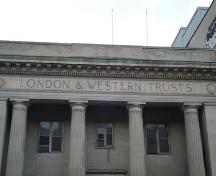 Featured is the inscription “London and Western Trusts” in the architrave.; Martina Braunstein, 2007.
