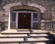 Vue de la maison Matheson, qui montre sa grande entrée néoclassique avec une imposte semi-elliptique et des fenêtres latérales, 1995.; Parks Canada Agency / Agence Parcs Canada, J. Butterill, 1995.