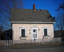 Front elevation, 38 School Street, Mahone Bay, NS, 2009.; Heritage Division, NS Dept. of Tourism, Culture and Heritage, 2009
